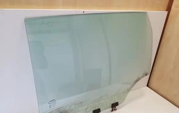 Jeep Cherokee Rear door window glass