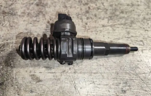 Skoda Fabia Mk1 (6Y) Fuel injector 0414720215 038130073ag