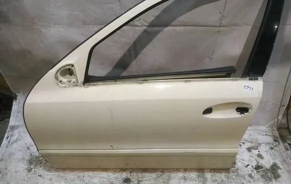 Mercedes-Benz E W211 Front door GELTONOS