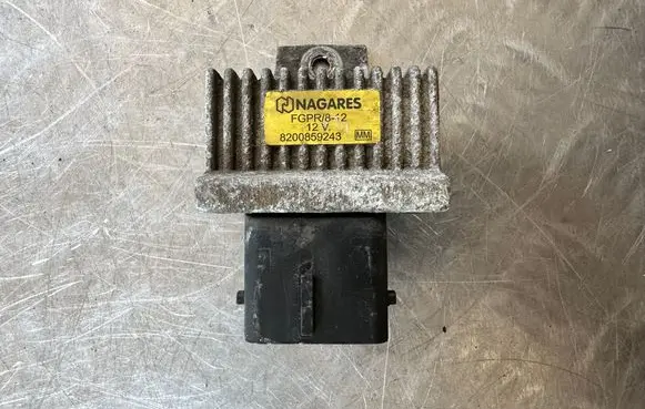 Nissan Juke I F15 Glow plug pre-heat relay 8200859243