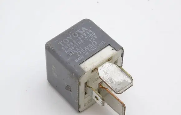Toyota Avensis T250 Other relay 9008087030 AH1567002900