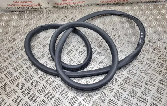 Volkswagen PASSAT B7 Front door rubber seal 3C4867911B