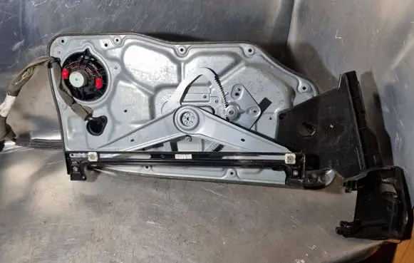 Volvo XC70 Front door window regulator with motor 983040101