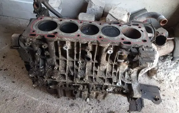 Volvo V70 Engine block 