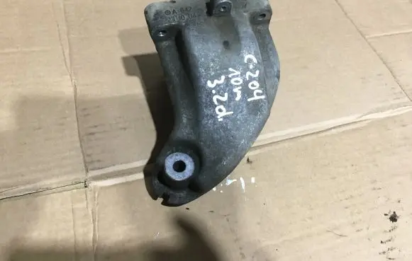 Mercedes-Benz C W204 Engine mounting bracket A6422231004