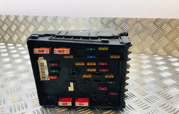 Volkswagen PASSAT B6 Fuse box set 3C0937125