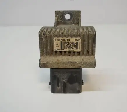 Nissan Juke I F15 Glow plug pre-heat relay 110678071R