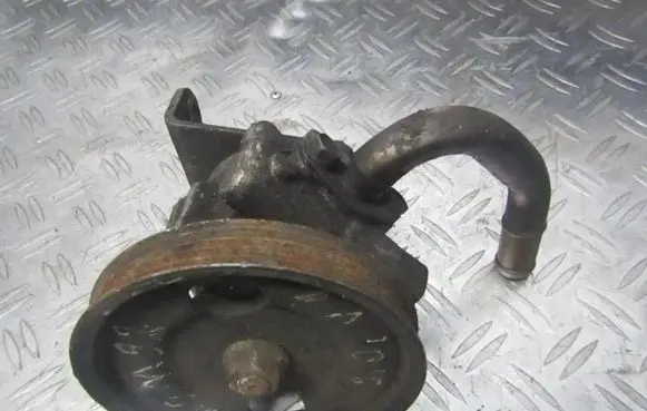 Mazda Xedos 6 Power steering pump C00332600