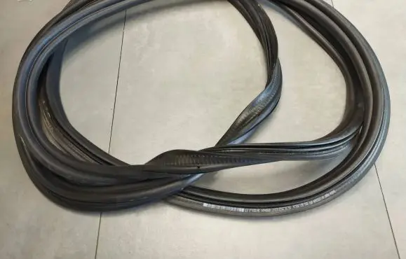 Skoda Octavia Mk4 Trunk rubber seal (body) 5E6827705H