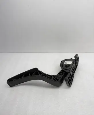 Accelerator throttle pedal