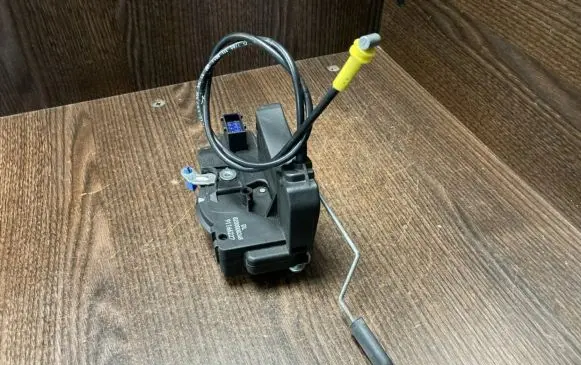 Opel Vivaro Front door lock 8200008248 91166227