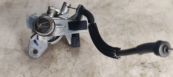 Audi A6 S6 C6 4F Tailgate exterior lock 8E0827573