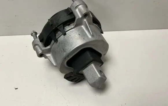 BMW 5 G30 G31 G38 Engine mount bracket 6860496