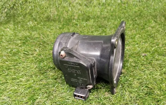 Volkswagen PASSAT B5 Mass air flow meter 058133471