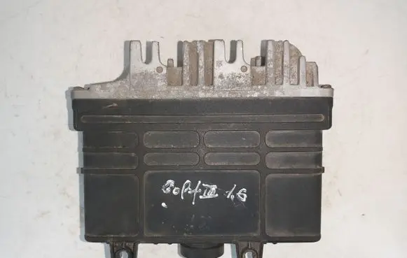 Volkswagen Golf III Engine control unit/module 0261203304305