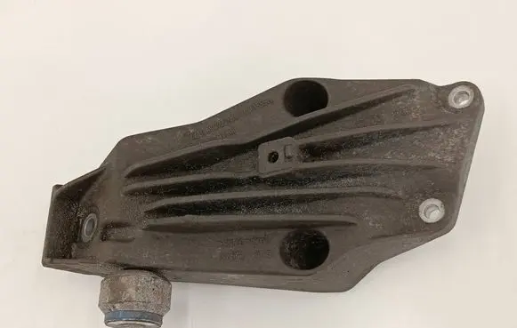 Engine mounting bracket