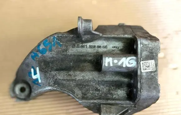 Engine mounting bracket