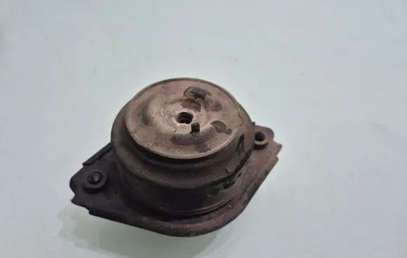 Engine mount bracket