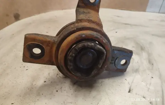 Hyundai Santa Fe Engine mount bracket 218122B500
