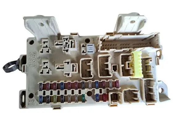 Toyota Avensis Verso Fuse module 8922144030