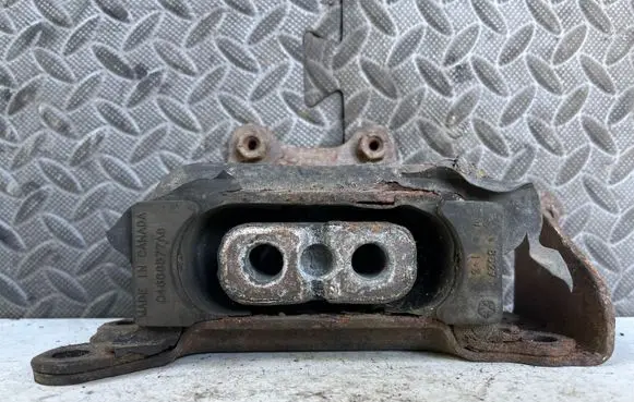 Chrysler PT Cruiser Gearbox mount 04668577AB