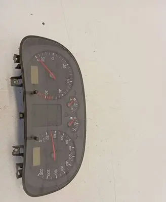 Volkswagen Golf IV Speedometer (instrument cluster) 0263618032 3104320004 1J0920802E