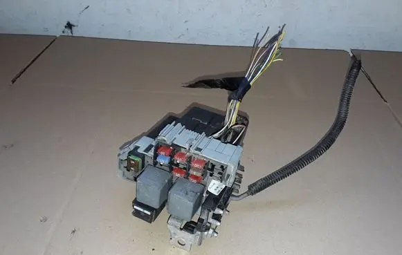 Ford Mondeo MK IV Fuse module F6G9T12A690BAS 6G9T12A690BAS