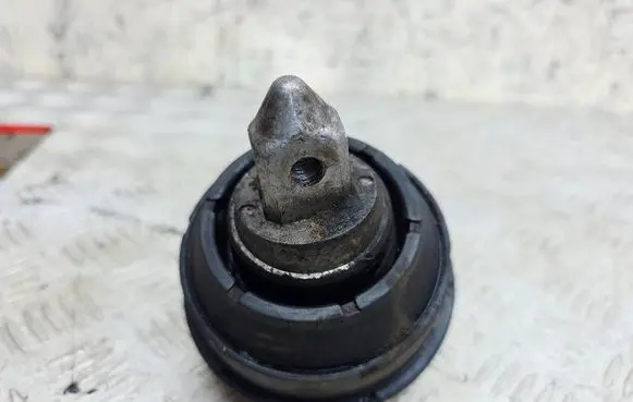 BMW 5 E39 Engine mount bracket 1096514 22111096514