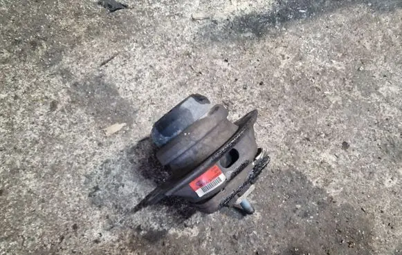 Land Rover Range Rover Sport L320 Engine mount bracket