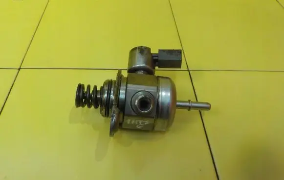 BMW 1 F20 F21 Fuel injection high pressure pump 7607159