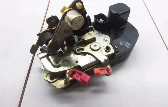 Chrysler PT Cruiser Front door lock 2230N
