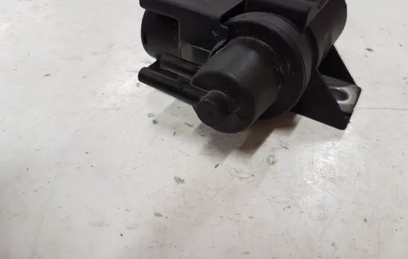 Toyota RAV 4 (XA30) Vacuum valve 258190R011