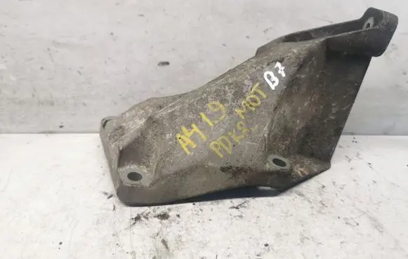Audi A4 S4 B7 8E 8H Engine mounting bracket 8D0199307P