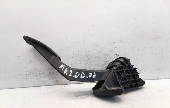 Accelerator throttle pedal