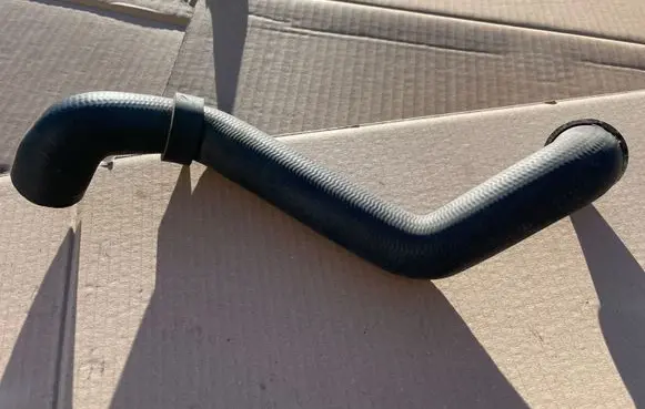 Engine coolant pipe/hose