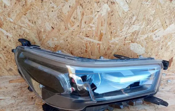 Toyota Hilux VIII Headlight/headlamp