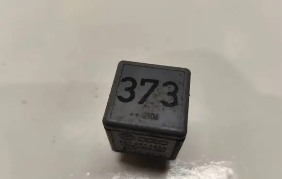 Volkswagen PASSAT B5 Other relay 8D0951253A
