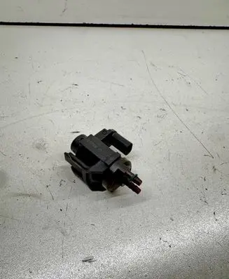 BMW 5 G30 G31 G38 Vacuum valve 8570591 70478502 17T313