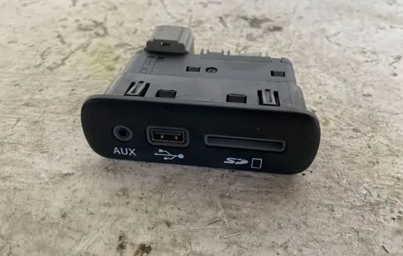 Dodge Challenger USB socket connector 68206384AC 33169193 1029159296