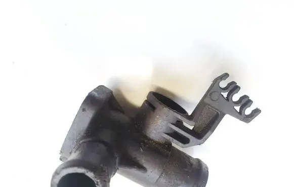 Volkswagen Golf III Engine coolant pipe/hose 037121133e