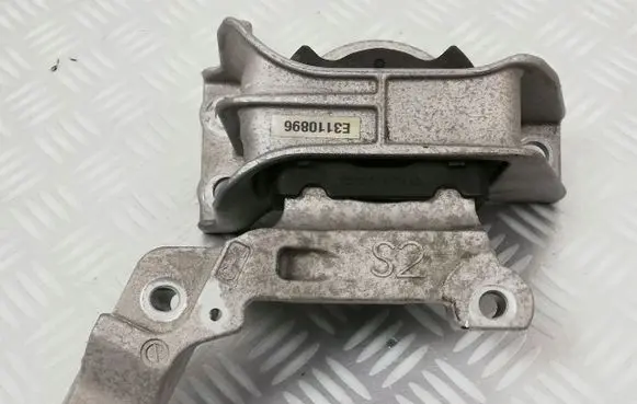 Nissan Pulsar Engine mounting bracket E3110896
