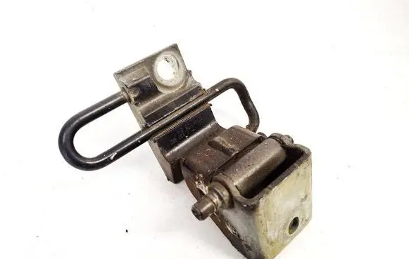 Volkswagen Touareg I Front door upper hinge 7L0831412