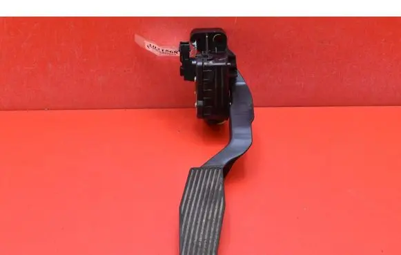Accelerator throttle pedal