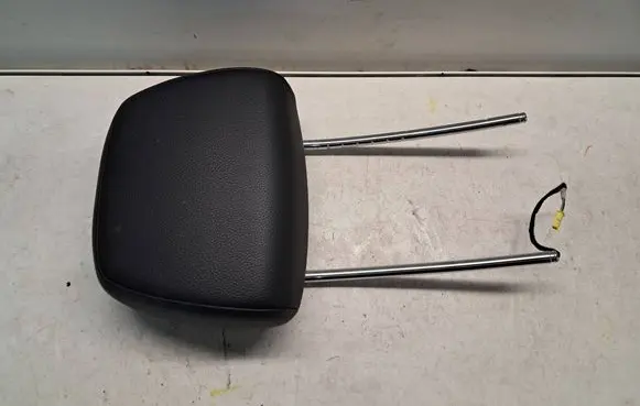 Mercedes-Benz C W204 Front seat headrest 