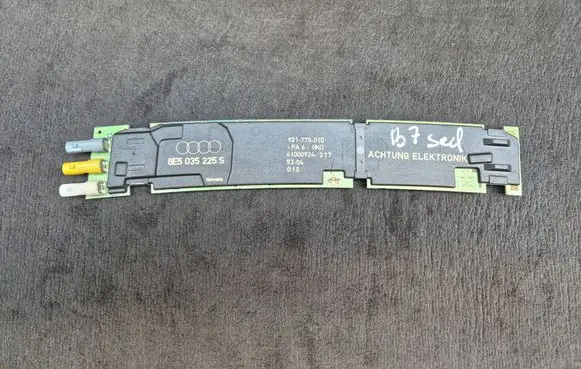 Audi A4 S4 B7 8E 8H Aerial antenna amplifier 8E5035225S