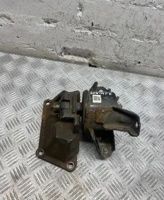 Hyundai Santa Fe Engine mount bracket