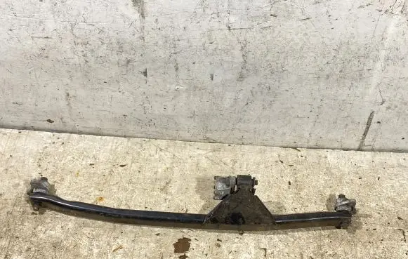 Volvo V70 Engine mounting bracket 8666204