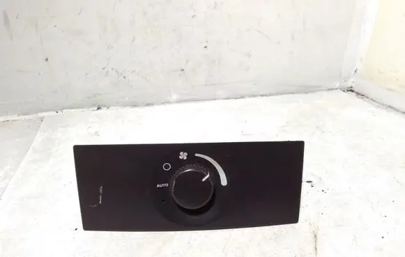 Chrysler Pacifica Climate control unit M23199I