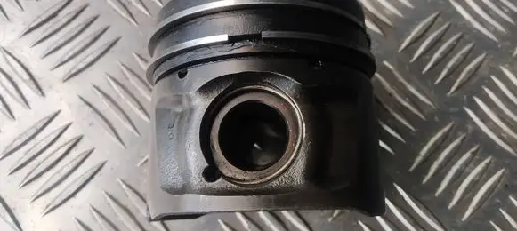 Peugeot 407 Piston ILVD3 5R8QAC