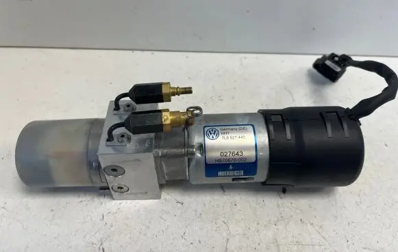 Volkswagen Touareg I Tailgate hydraulic pump motor 7L6827449 027643 HB70678002